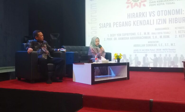 Diskusi publik yang digelar LHKP PDM Kota Tegal membahas penolakan izin operasional Helen's Night Mart, dihadiri pakar hukum dan tokoh agama.