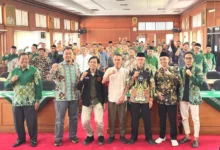 Para pengurus PDM Pati dan peserta Bimtek SATUMU berfoto bersama dengan mengepalkan tangan untuk menyukseskan program Satu Data Muhammadiyah di Ruang Pragola Setda Pati.