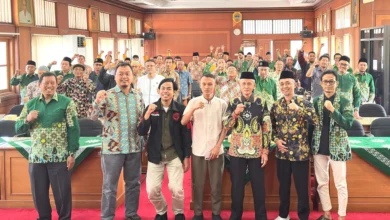 Para pengurus PDM Pati dan peserta Bimtek SATUMU berfoto bersama dengan mengepalkan tangan untuk menyukseskan program Satu Data Muhammadiyah di Ruang Pragola Setda Pati.