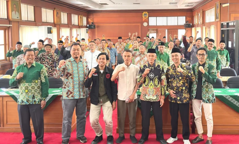 Para pengurus PDM Pati dan peserta Bimtek SATUMU berfoto bersama dengan mengepalkan tangan untuk menyukseskan program Satu Data Muhammadiyah di Ruang Pragola Setda Pati.