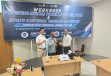 Pimpinan dan staf Penjas FKIP UMS berfoto bersama narasumber dari UNY dan UNS dalam acara workshop review kurikulum di Gedung Edutorium UMS.