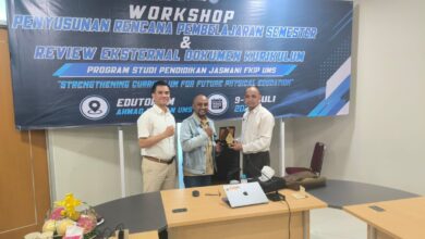Pimpinan dan staf Penjas FKIP UMS berfoto bersama narasumber dari UNY dan UNS dalam acara workshop review kurikulum di Gedung Edutorium UMS.