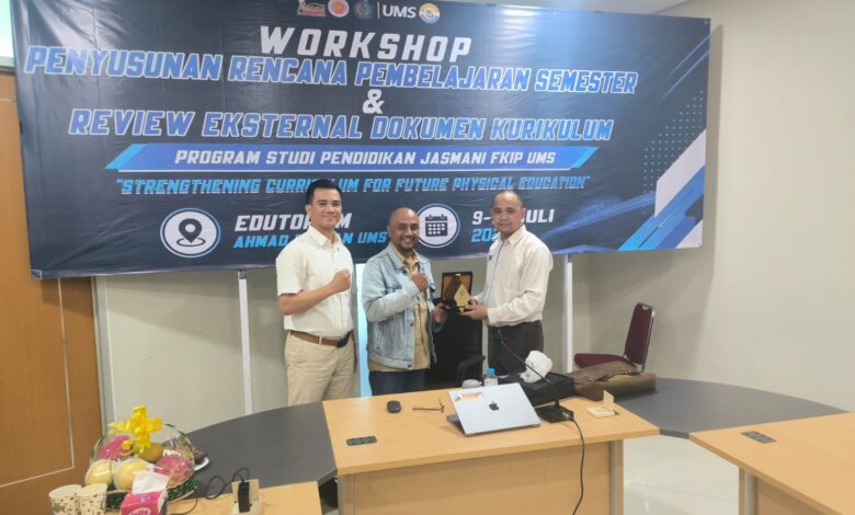 Pimpinan dan staf Penjas FKIP UMS berfoto bersama narasumber dari UNY dan UNS dalam acara workshop review kurikulum di Gedung Edutorium UMS.