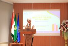 Rektor UMP sedang memberikan sambutan dalam Workshop Akselerasi Publikasi Buku Referensi dan Monograf di Aula Syamsuhadi Irsyad UMP Tower.