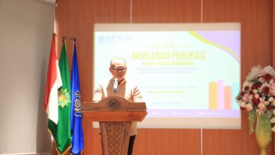 Rektor UMP sedang memberikan sambutan dalam Workshop Akselerasi Publikasi Buku Referensi dan Monograf di Aula Syamsuhadi Irsyad UMP Tower.
