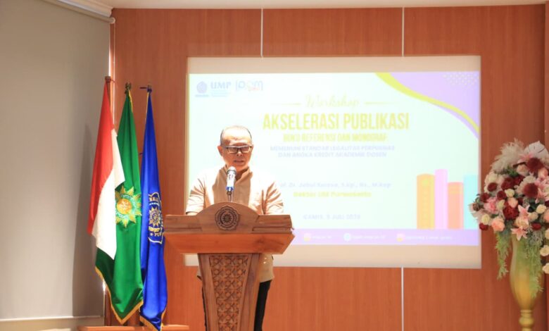 Rektor UMP sedang memberikan sambutan dalam Workshop Akselerasi Publikasi Buku Referensi dan Monograf di Aula Syamsuhadi Irsyad UMP Tower.
