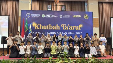 Siswa baru kelas VII SMP Mutual Kota Magelang berfoto bersama dalam acara Khutbah Ta’aruf tahun ajaran 2026/2027 dengan latar belakang spanduk kegiatan.
