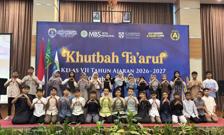 Siswa baru kelas VII SMP Mutual Kota Magelang berfoto bersama dalam acara Khutbah Ta’aruf tahun ajaran 2026/2027 dengan latar belakang spanduk kegiatan.
