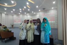 Delegasi Pimpinan Daerah Nasyiatul Aisyiyah (PDNA) Kabupaten Pekalongan berfoto bersama saat menghadiri Forum Kebangsaan PC IMM Pekalongan Raya.