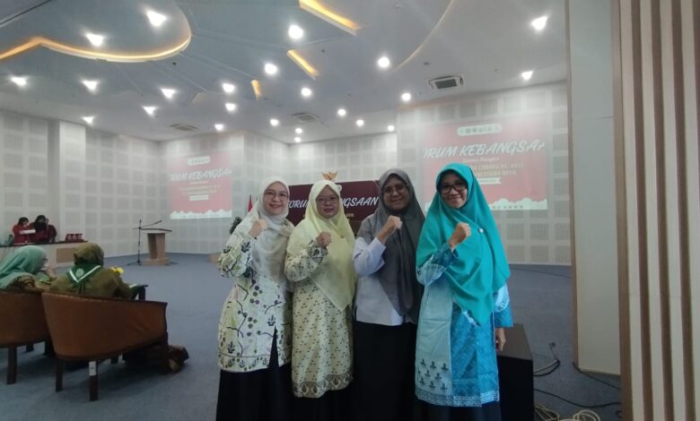 Delegasi Pimpinan Daerah Nasyiatul Aisyiyah (PDNA) Kabupaten Pekalongan berfoto bersama saat menghadiri Forum Kebangsaan PC IMM Pekalongan Raya.
