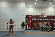 Plt. Kepala Kesbangpol Kabupaten Pekalongan memberikan materi di depan peserta Forum Kebangsaan.