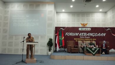 Plt. Kepala Kesbangpol Kabupaten Pekalongan memberikan materi di depan peserta Forum Kebangsaan.