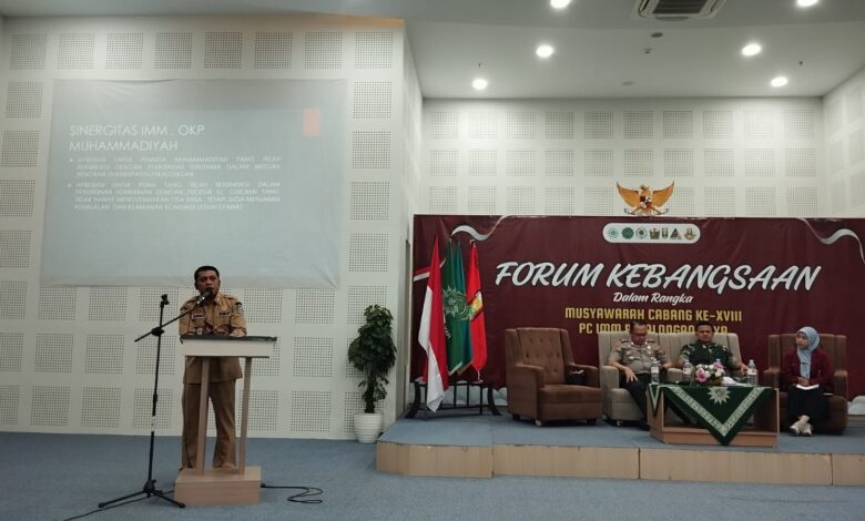 Plt. Kepala Kesbangpol Kabupaten Pekalongan memberikan materi di depan peserta Forum Kebangsaan.