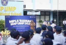 Kepala SMP UMP memberikan amanat dalam upacara pembukaan MPLS Ramah Tahun Ajaran 2026/2027.