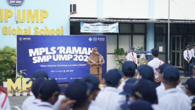 Kepala SMP UMP memberikan amanat dalam upacara pembukaan MPLS Ramah Tahun Ajaran 2026/2027.