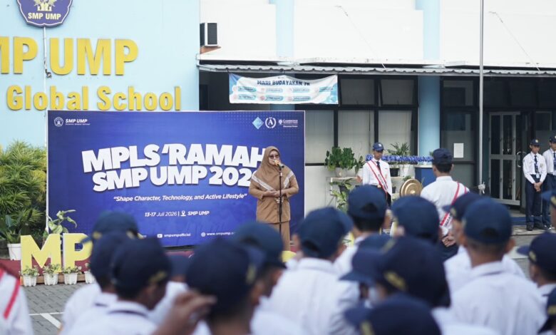 Kepala SMP UMP memberikan amanat dalam upacara pembukaan MPLS Ramah Tahun Ajaran 2026/2027.