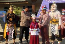Kepala Sekolah Ustaz Pujiono dan Aiptu Heri dari Polsek Banyudono menyematkan mahkota kepada siswa baru pada Hari Pertama Masuk Sekolah di SD Muhammadiyah PK Banyudono.