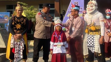 Kepala Sekolah Ustaz Pujiono dan Aiptu Heri dari Polsek Banyudono menyematkan mahkota kepada siswa baru pada Hari Pertama Masuk Sekolah di SD Muhammadiyah PK Banyudono.