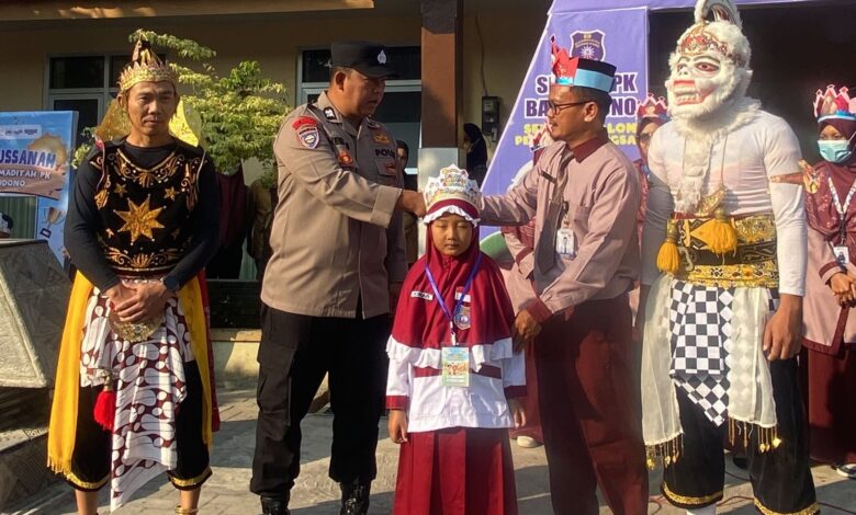 Kepala Sekolah Ustaz Pujiono dan Aiptu Heri dari Polsek Banyudono menyematkan mahkota kepada siswa baru pada Hari Pertama Masuk Sekolah di SD Muhammadiyah PK Banyudono.