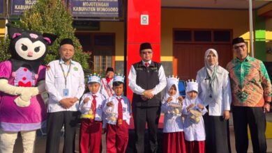 Siswa baru membawa kurungan berisi bibit ayam saat pembukaan kegiatan MATAMUDA MI Hamka Wonosobo bersama Kasi Pendidikan Madrasah Kemenag Wonosobo.