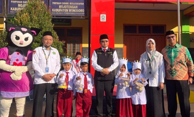Siswa baru membawa kurungan berisi bibit ayam saat pembukaan kegiatan MATAMUDA MI Hamka Wonosobo bersama Kasi Pendidikan Madrasah Kemenag Wonosobo.
