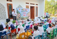Ketua Komite memberikan sambutan dalam pembukaan MPLS TK Ramah Anak di halaman sekolah TK Abas Two Sirau Kemranjen.