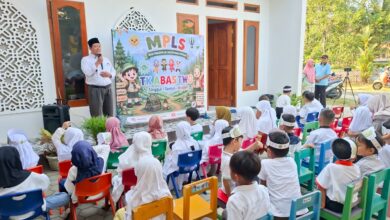 Ketua Komite memberikan sambutan dalam pembukaan MPLS TK Ramah Anak di halaman sekolah TK Abas Two Sirau Kemranjen.