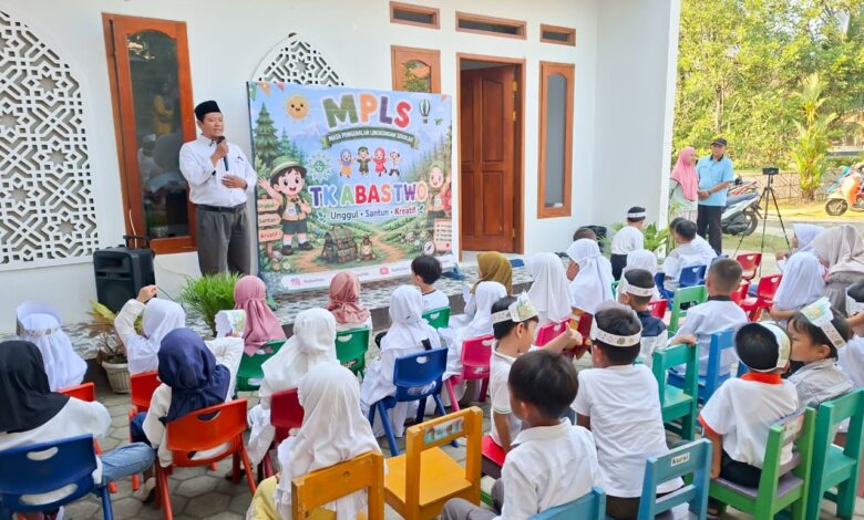 Ketua Komite memberikan sambutan dalam pembukaan MPLS TK Ramah Anak di halaman sekolah TK Abas Two Sirau Kemranjen.