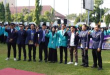 Ribuan mahasiswa FKIP dan FAI berkumpul di lapangan dalam upacara pelepasan program PLP UMS 2026.