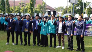 Ribuan mahasiswa FKIP dan FAI berkumpul di lapangan dalam upacara pelepasan program PLP UMS 2026.