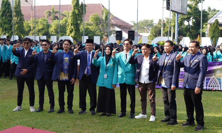Ribuan mahasiswa FKIP dan FAI berkumpul di lapangan dalam upacara pelepasan program PLP UMS 2026.