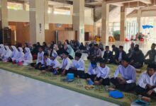 Para santri baru duduk dengan tertib menyimak materi masa orientasi di aula pondok pesantren muhammadiyah boyolali yang berkomitmen menciptakan pesantren bebas bully.