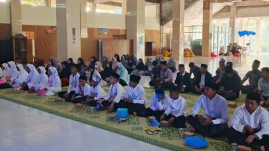 Para santri baru duduk dengan tertib menyimak materi masa orientasi di aula pondok pesantren muhammadiyah boyolali yang berkomitmen menciptakan pesantren bebas bully.