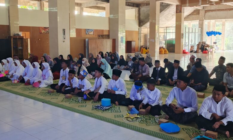 Para santri baru duduk dengan tertib menyimak materi masa orientasi di aula pondok pesantren muhammadiyah boyolali yang berkomitmen menciptakan pesantren bebas bully.