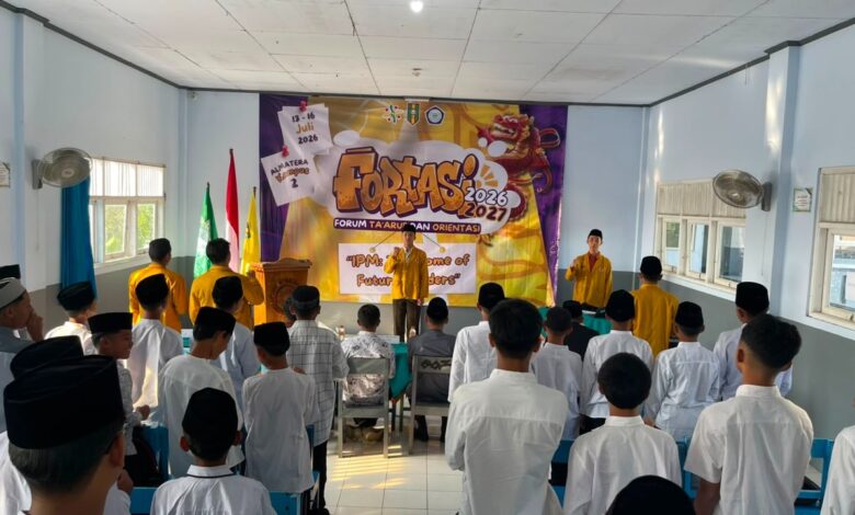 Suasana pembukaan Fortasi 2026 di aula Pondok Pesantren Al-Mukmin Muhammadiyah Temanggung, tampak para santri baru berbaju putih sedang mengikuti acara dengan khidmat.