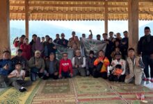 Anggota komunitas BikersMu Temanggung berfoto bersama saat deklarasi dan touring dakwah di pendopo Pesantren Masyarakat Merapi Merbabu (PM3).