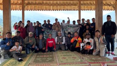 Anggota komunitas BikersMu Temanggung berfoto bersama saat deklarasi dan touring dakwah di pendopo Pesantren Masyarakat Merapi Merbabu (PM3).