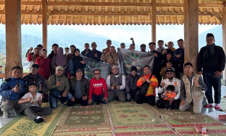 Anggota komunitas BikersMu Temanggung berfoto bersama saat deklarasi dan touring dakwah di pendopo Pesantren Masyarakat Merapi Merbabu (PM3).
