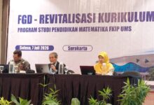 Suasana FGD Revitalisasi Kurikulum Pendidikan Matematika UMS yang menghadirkan narasumber utama di atas panggung menggunakan laptop di Surakarta.