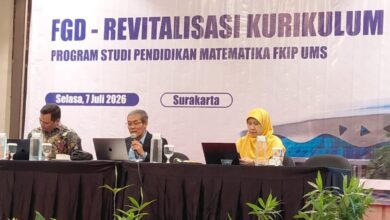 Suasana FGD Revitalisasi Kurikulum Pendidikan Matematika UMS yang menghadirkan narasumber utama di atas panggung menggunakan laptop di Surakarta.