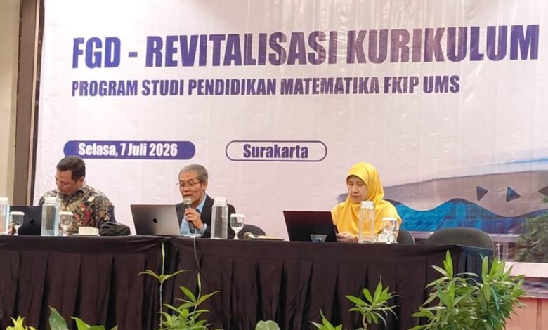 Suasana FGD Revitalisasi Kurikulum Pendidikan Matematika UMS yang menghadirkan narasumber utama di atas panggung menggunakan laptop di Surakarta.
