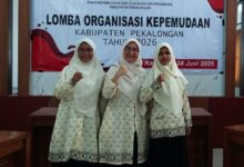 Tiga pengurus PDNA Kabupaten Pekalongan berfoto bersama saat mengikuti Lomba OKP Berprestasi Kabupaten Pekalongan Tahun 2026.
