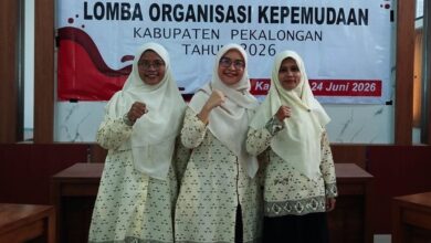 Tiga pengurus PDNA Kabupaten Pekalongan berfoto bersama saat mengikuti Lomba OKP Berprestasi Kabupaten Pekalongan Tahun 2026.