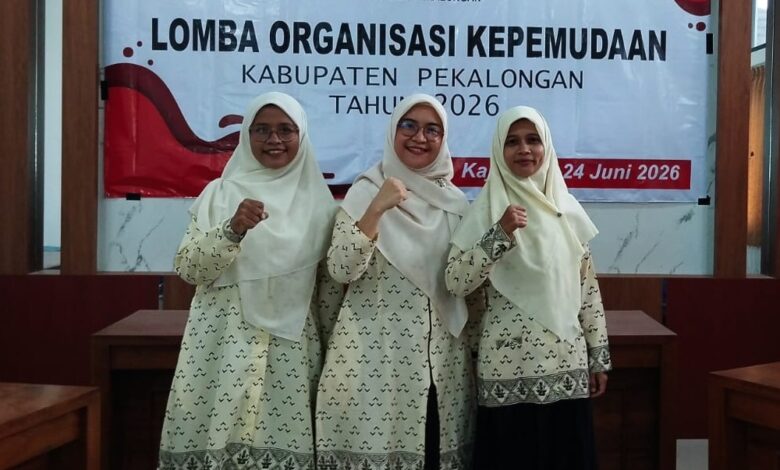 Tiga pengurus PDNA Kabupaten Pekalongan berfoto bersama saat mengikuti Lomba OKP Berprestasi Kabupaten Pekalongan Tahun 2026.