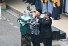 Pelepasan burung merpati oleh Kepala SMK Muhammadiyah 1 Semarang saat pembukaan MPLS Ramah anak.