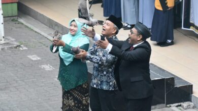 Pelepasan burung merpati oleh Kepala SMK Muhammadiyah 1 Semarang saat pembukaan MPLS Ramah anak.