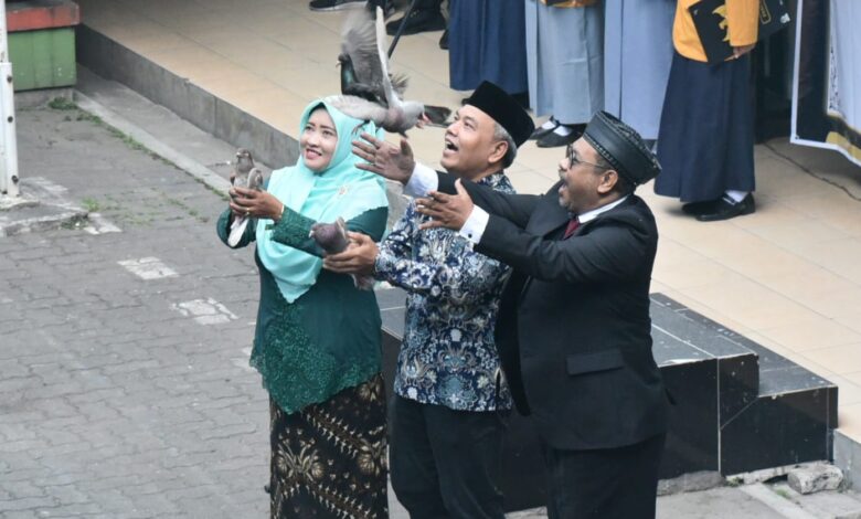 Pelepasan burung merpati oleh Kepala SMK Muhammadiyah 1 Semarang saat pembukaan MPLS Ramah anak.