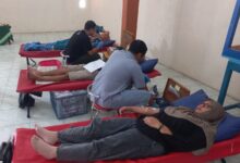 Warga perbatasan Jateng-Jatim sedang berbaring di velbed saat mengikuti donor darah PMI Sragen yang digelar rutin oleh PCA Sambungmacan di Aula Masjid Baiturrahman.