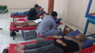 Warga perbatasan Jateng-Jatim sedang berbaring di velbed saat mengikuti donor darah PMI Sragen yang digelar rutin oleh PCA Sambungmacan di Aula Masjid Baiturrahman.