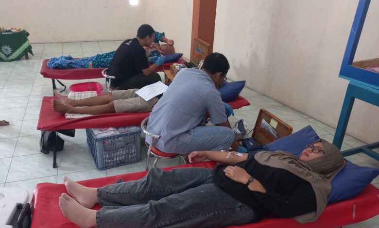 Warga perbatasan Jateng-Jatim sedang berbaring di velbed saat mengikuti donor darah PMI Sragen yang digelar rutin oleh PCA Sambungmacan di Aula Masjid Baiturrahman.